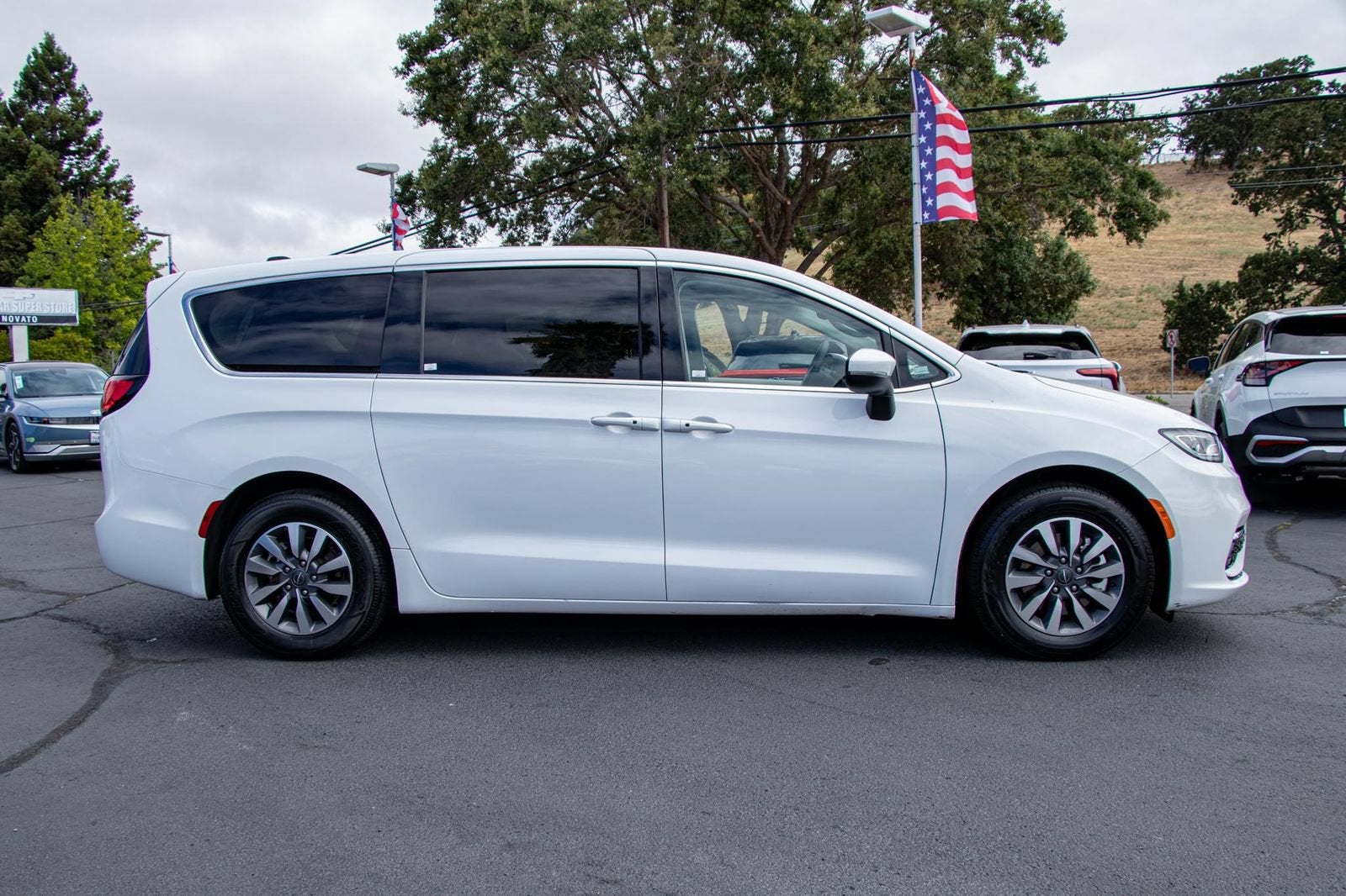 2023 Chrysler Pacifica Hybrid Touring L