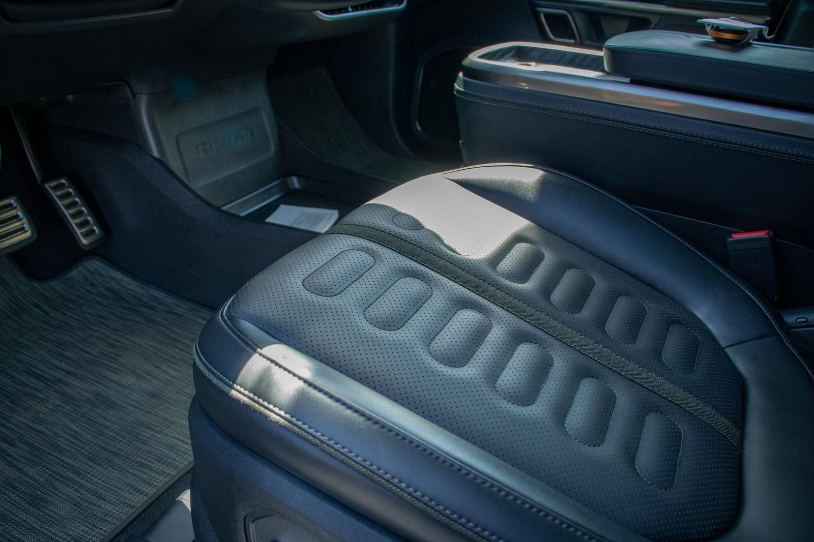 2024 Rivian R1S Adventure Dual Motor Max Pack