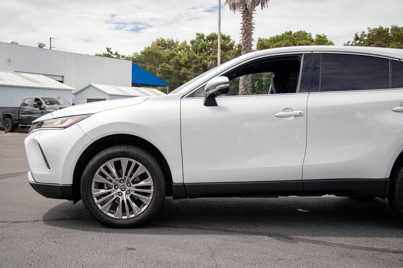 2023 Toyota Venza LE