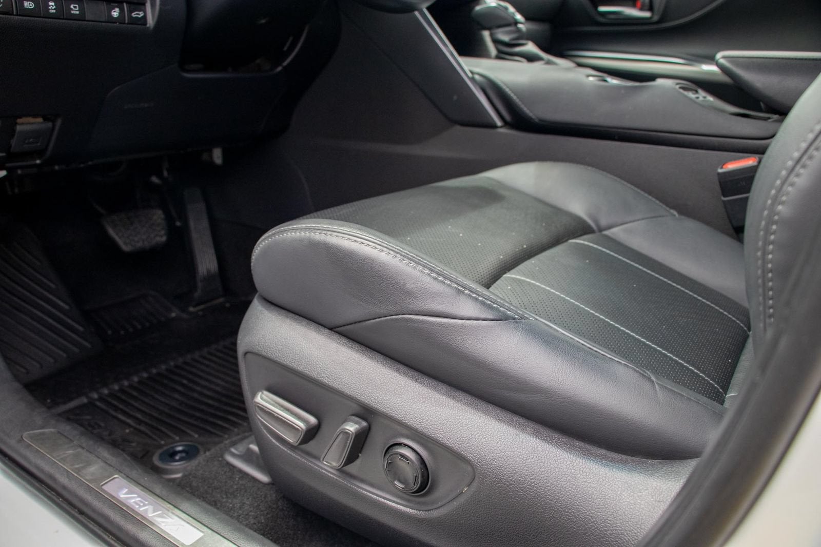 2023 Toyota Venza LE