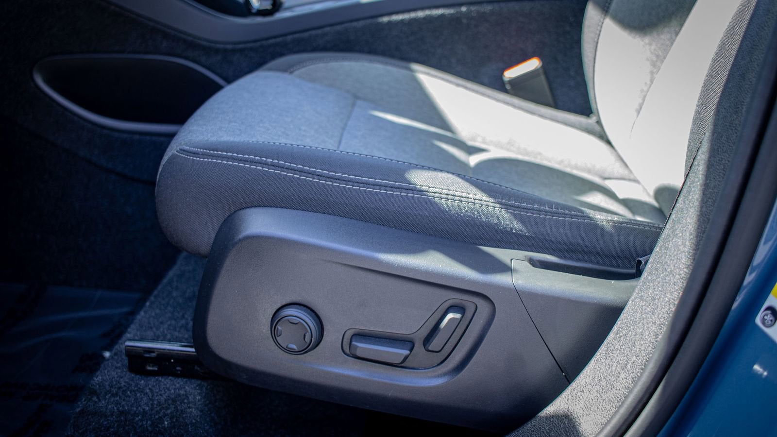 2024 Volvo XC40 Core Bright Theme