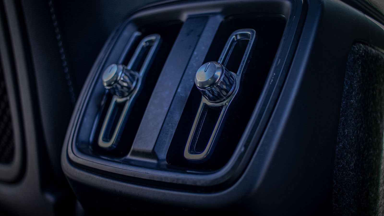 2024 Volvo XC40 Core Bright Theme